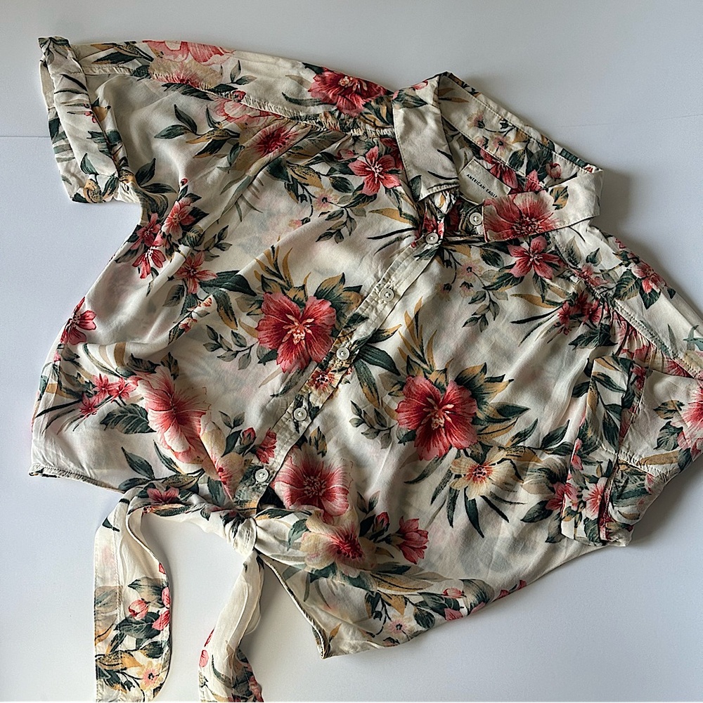 American Eagle Outfitters Summer Floral Hawaiian Print Cropped